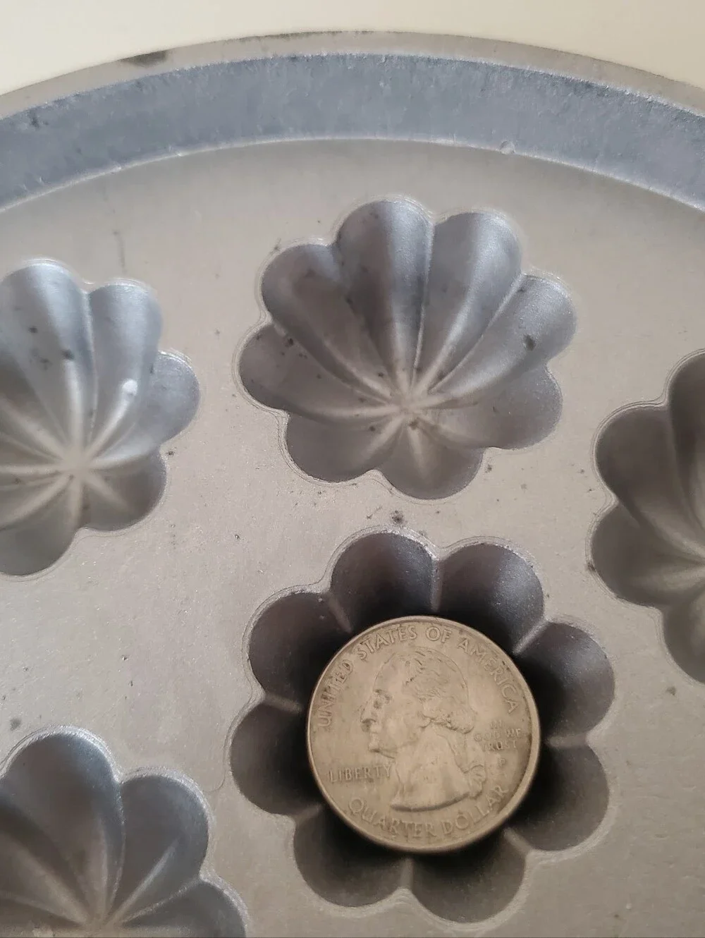 Kanom krok Thai coconut pancake aluminum 12-cavity flower round mold w/ lid